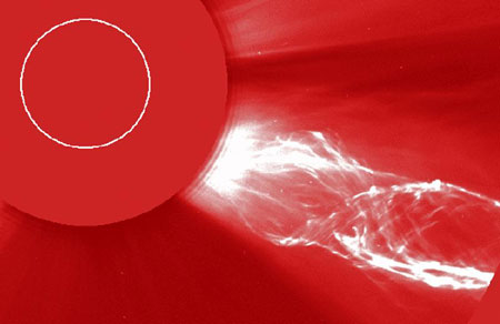 ФОТО СОЛНЦА - SOHO - Солнечная и Гелиосферическая обсерватория (НАСА). Этот необычный и чёткий спиралевидный выброс корональной массы наблюдался коронографом LASCO C2 2 июня 1998. На изображениях коронографа прямой солнечный свет заблокирован заслонкой, показывающей слабо видимую вокруг Солнца корону. Приблизительный размер Солнца представляет белый круг. 